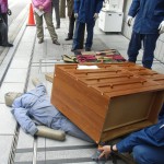家具の下敷きになった人の救助訓練
